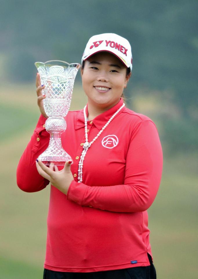 表彰式で笑顔のアン・ソンジュ＝近鉄賢島ＣＣ