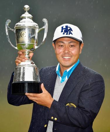 　優勝トロフィーを掲げる谷原秀人（共同）