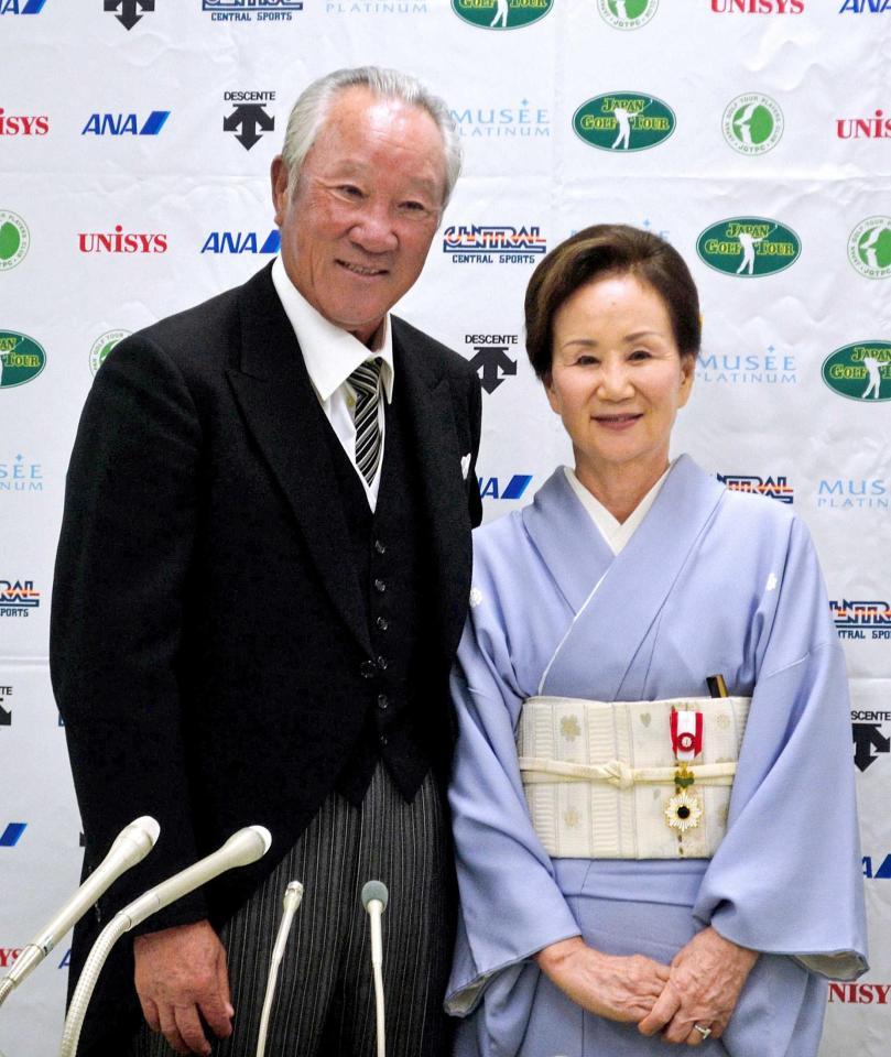 　会見で妻・チエさんと喜びに浸る青木功