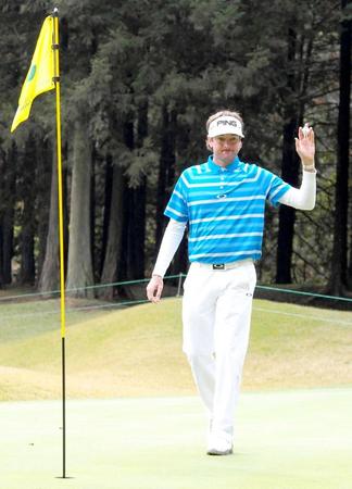 　５番でイーグルを決めギャラリーにこたえるバッバ・ワトソン