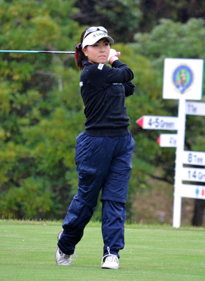 ７番でティーショットを放つ青木＝グレートアイランドＣ