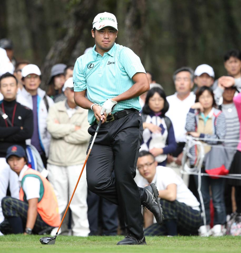 　７番のティーショット後、ボールの行方を見つめる松山英樹