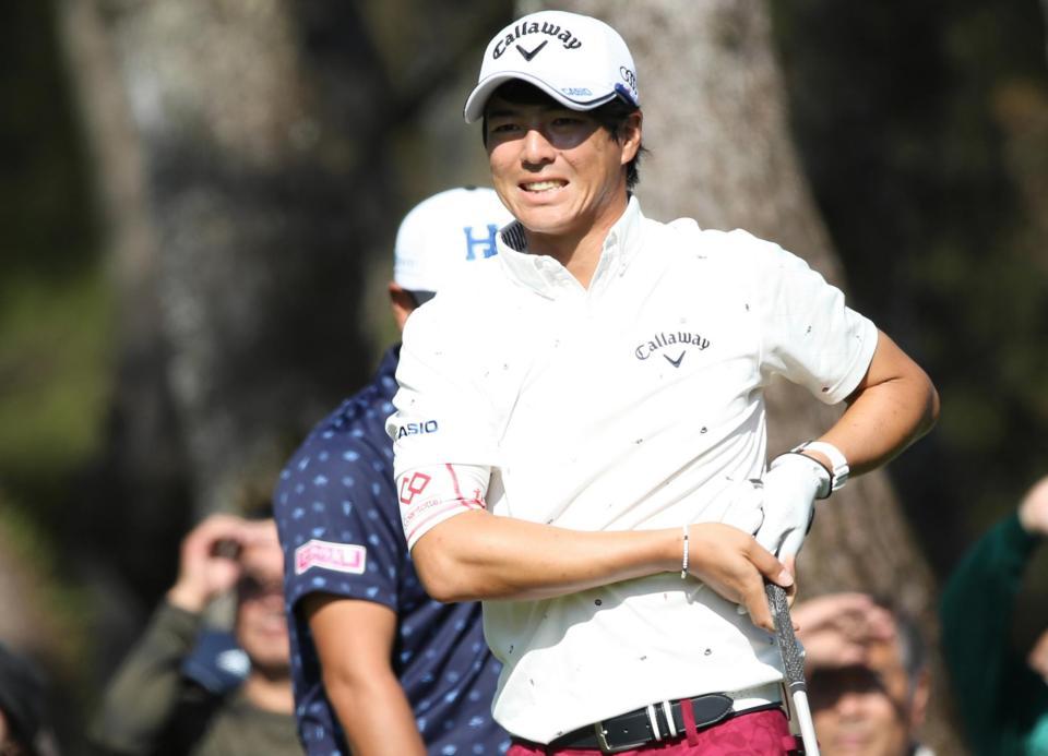 　第２日、１４番のティーショット後、ボールの行方を確認する石川遼　