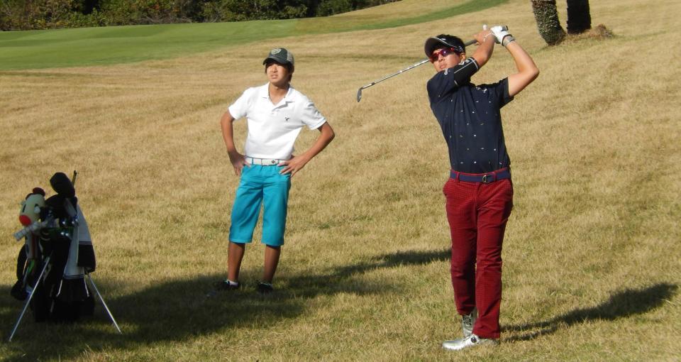 　弟の航くん（左）を初めてキャディーに起用する石川遼