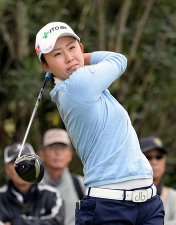 　２番ティーショットを放つ前田陽子