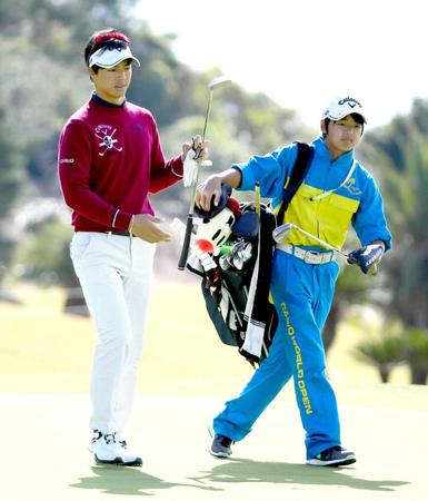 　石川遼（左）のキャディーを務めた弟の航くん