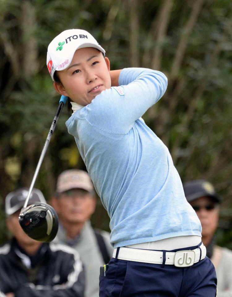 　２番ティーショットを放つ前田陽子