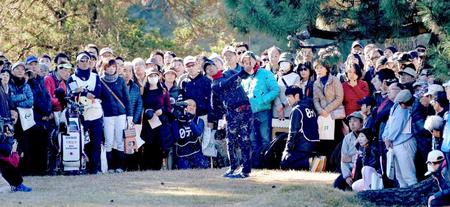 　大勢のギャラリーが見つめる中、セカンドショットを放つ石川遼