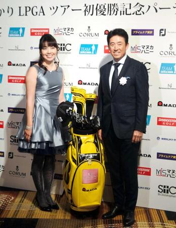 　師匠の芹沢信雄（右）と改めて喜びに浸る西山ゆかり