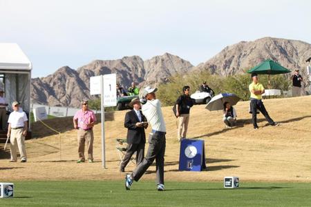 初日のスタート１番パー４でティーショットを放つ岩田寛