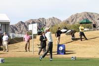 初日のスタート１番パー４でティーショットを放つ岩田寛