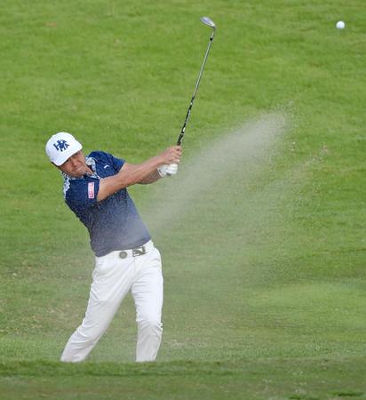 　１８番でバンカーショットを放つ谷原秀人（共同）