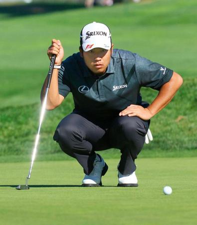 　１４番でパッティングラインを読む松山英樹。４アンダーで８位（共同）