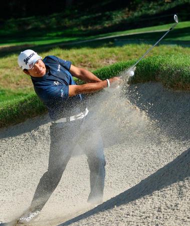 　１６番でバンカーショットを放つ松山英樹。通算８アンダーで１１位（共同）