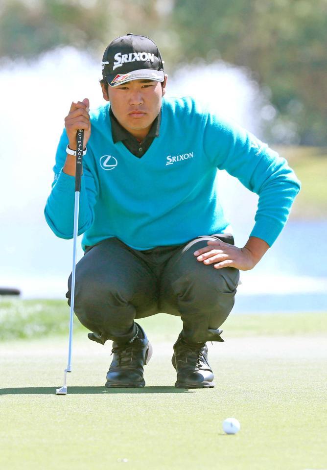 　１８番でパッティングラインを読む松山英樹（共同）