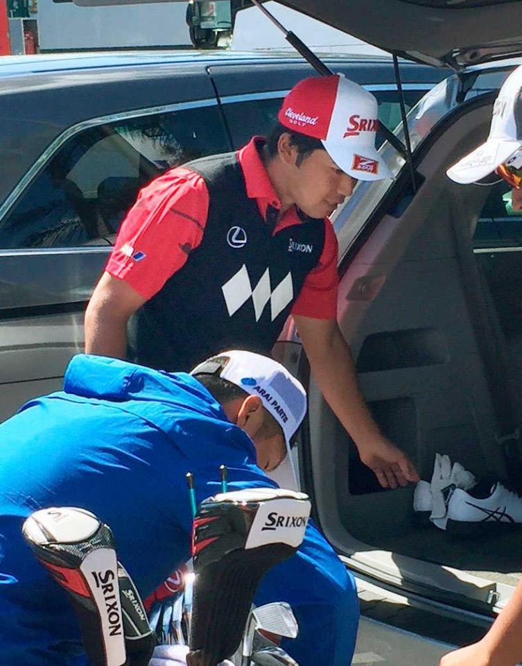 　第２ラウンド、股関節痛のためスタート前に引き揚げる松山英樹（共同）