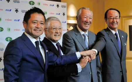 会見後に握手する（左から）横田真一理事、大西久光副会長、青木会長、松井功副会長
