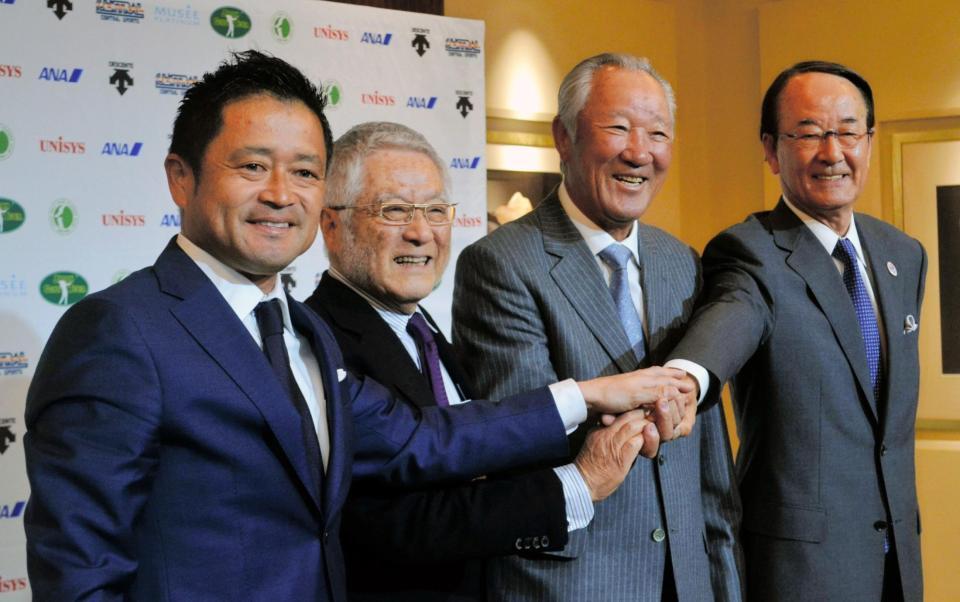 会見後に握手する（左から）横田真一理事、大西久光副会長、青木会長、松井功副会長