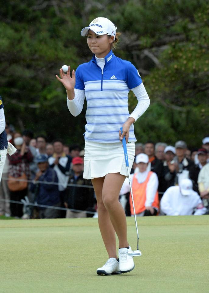 　バーディーパットを沈め、ホールアウトする松森彩夏