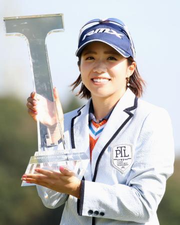 　４季ぶりの通算２勝目を挙げた大江香織＝鹿児島高牧ＣＣ