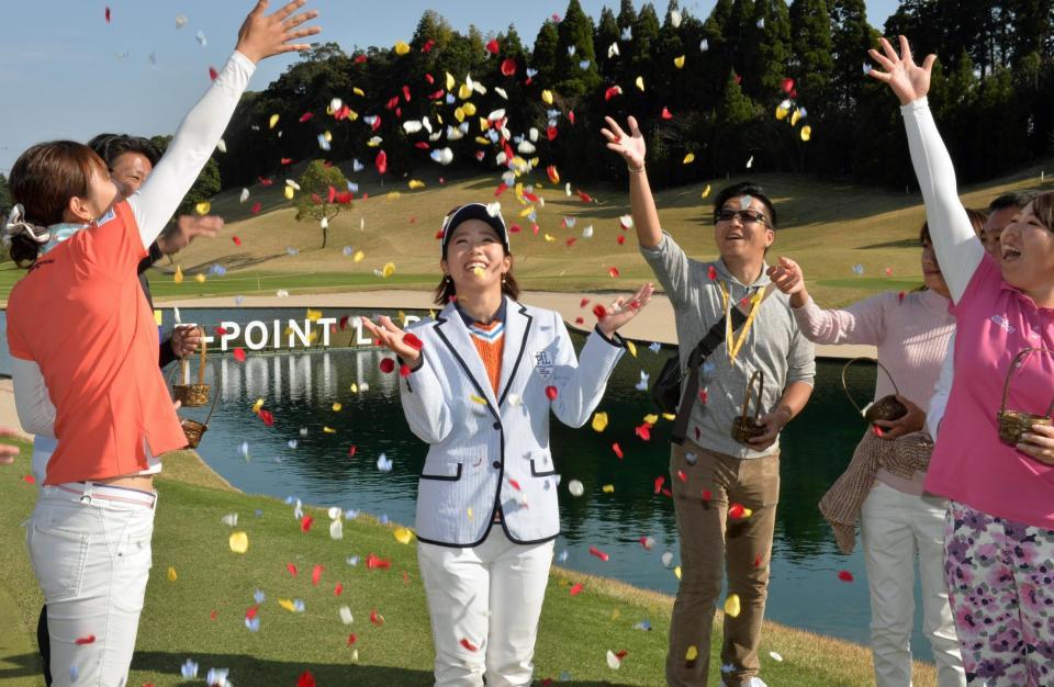 　通算７アンダーで今季初勝利を挙げ、フラワーシャワーで祝福される大江香織（中央）