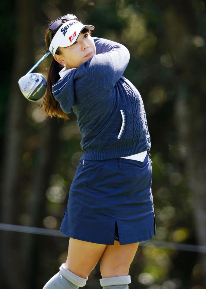 11番でティーショットを放つ吉田弓美子。通算５アンダーで２位＝ＵＭＫＣＣ