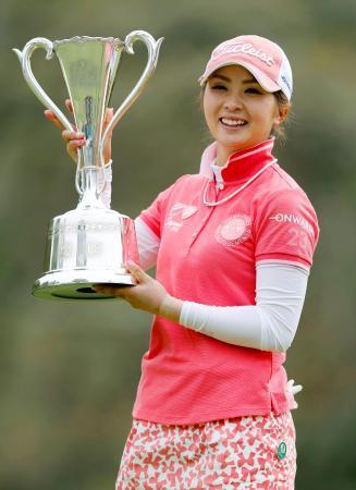 女子ゴルフ、菊地がツアー２勝目