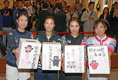 　熊本地震の義援金を呼びかけた（左から）古閑美保さん、上田桃子、笠りつ子、有村智恵