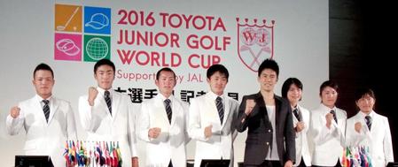 　武井壮（右から４人目）とともに会見に出席した日本代表選手