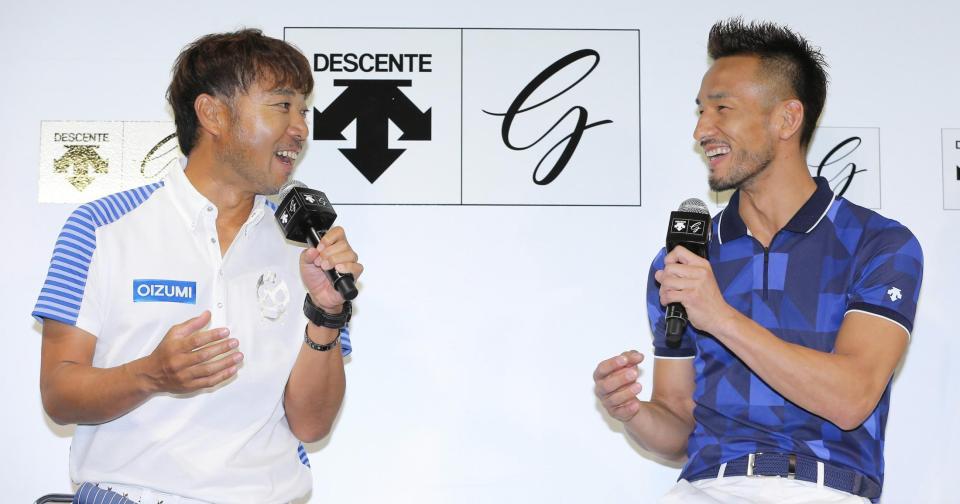 　ゴルフマッチプレー対決を前に笑顔で牽制し合う片山晋呉（左）と中田英寿氏