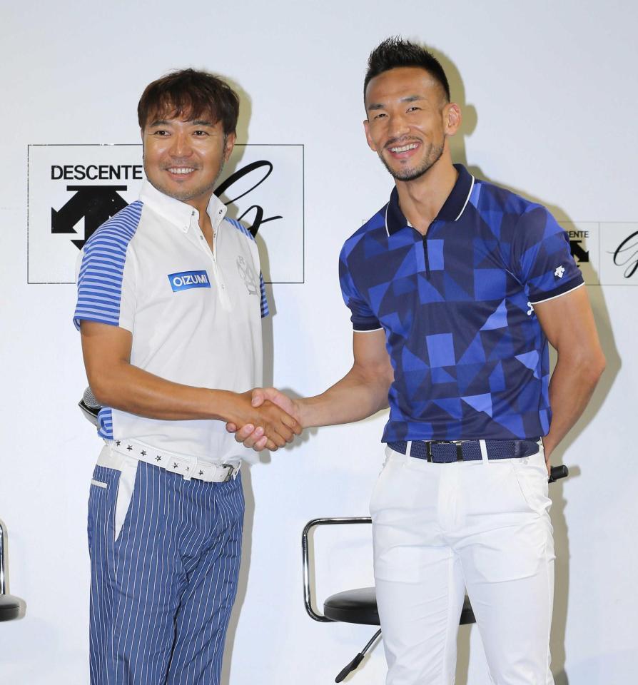 　ゴルフマッチプレー対決を発表し、握手で互いの健闘を誓う片山晋呉（左）と中田英寿氏