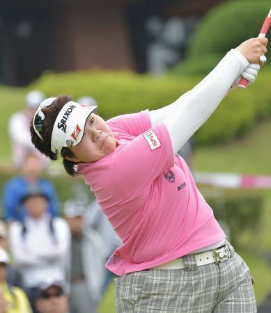 ゴルフ、酒井美紀が単独首位