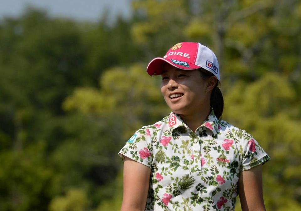 ホールアウトし笑顔を見せる永峰咲希