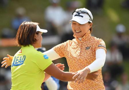 　プレーオフ２ホール目、優勝を決めた鈴木愛（左）と抱き合う上原美希