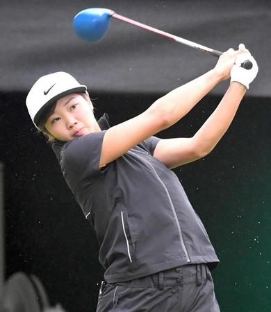 　１番、ティーショットを放つ葭葉ルミ。６アンダーで首位スタート