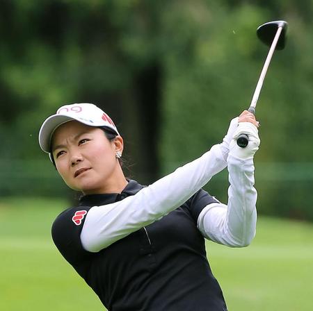 　10番でショットを放つ上原彩子