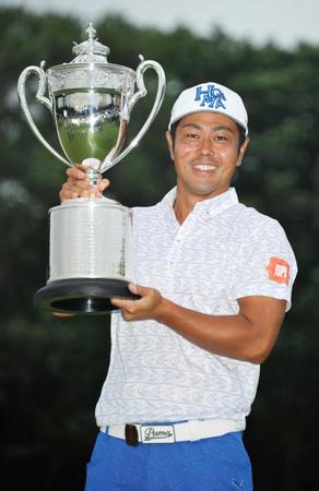 　優勝カップを手に笑顔の谷原秀人