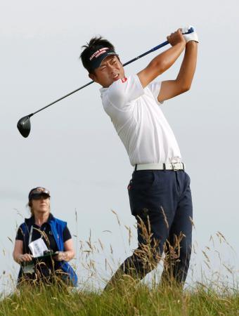 　第１ラウンド、１５番でティーショットを放つ池田勇太。３アンダーで１２位＝ロイヤルトルーンＧＣ（共同）