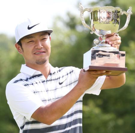 　ツアー初優勝を果たし笑顔の時松隆光＝グランディ那須白河ＧＣ