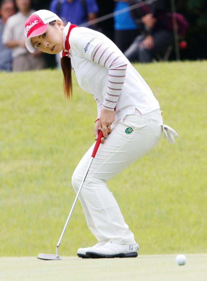 　最終日、通算８アンダーで２位の菊地絵理香（共同）