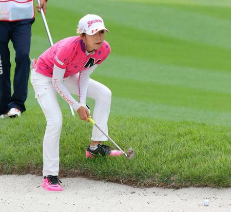 　第１日、９番のバンカーで、脱出方法を探る金田久美子。４アンダーで首位