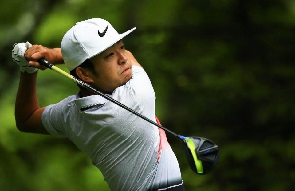 　ドライバーでティーショットを放つ時松