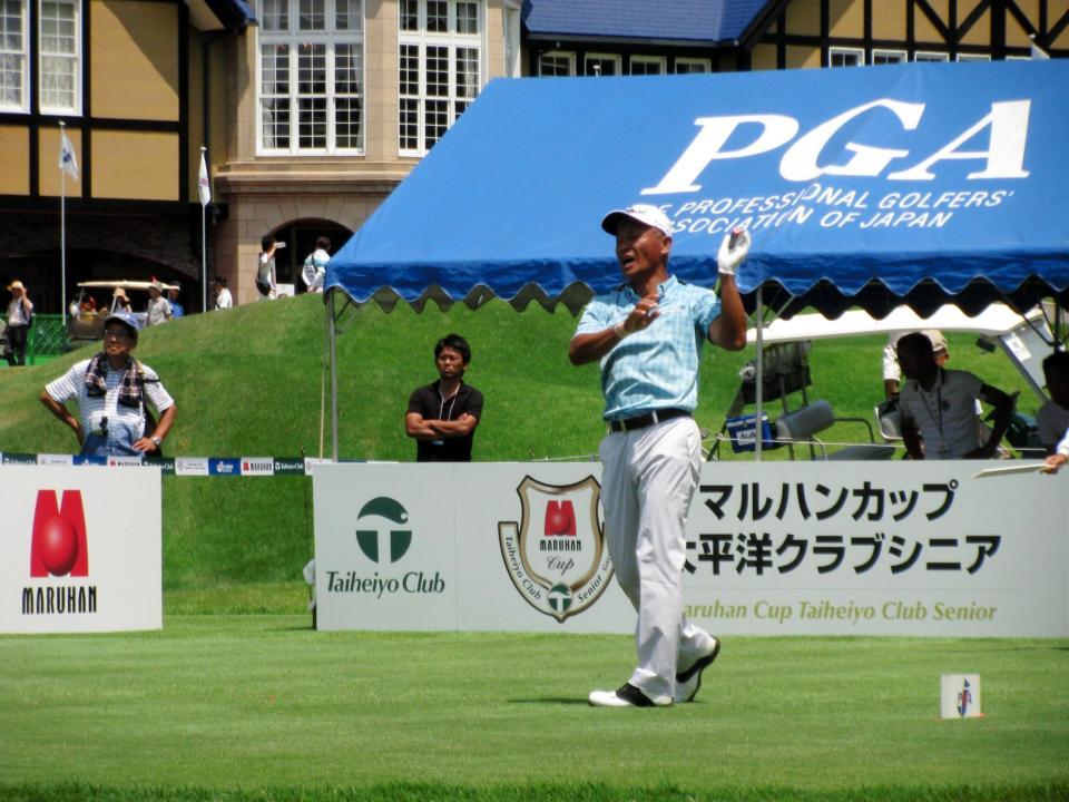 10番でティーショットをミスしてクラブから手を離す崎山武志