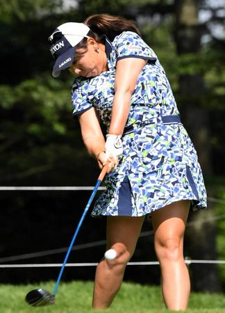 第２日２番でティーショットを放つ吉田弓美子＝長野・軽井沢７２ゴルフ