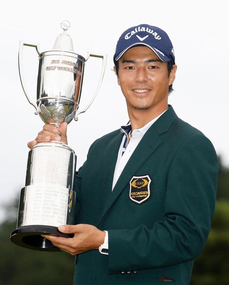 通算15アンダーで、ツアー今季初勝利を挙げた石川遼＝芥屋ＧＣ