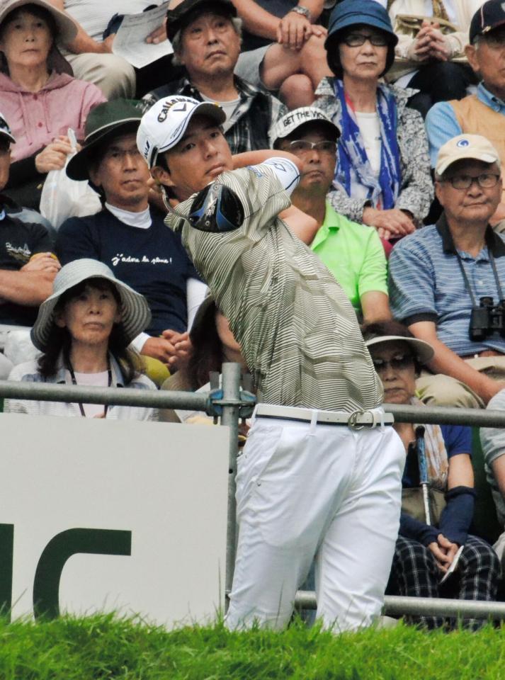 １番でティーショットを放つ石川＝富士桜ＣＣ