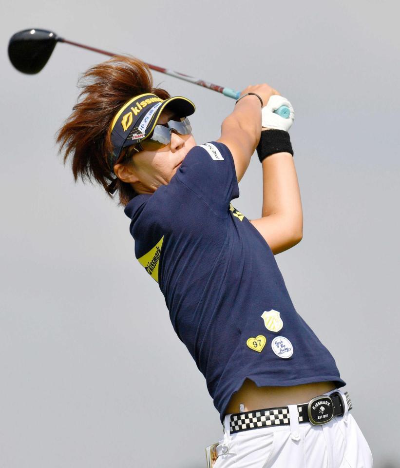 　６アンダーで２位の穴井詩