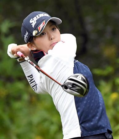 ２番でティーショットを放つ森美穂
