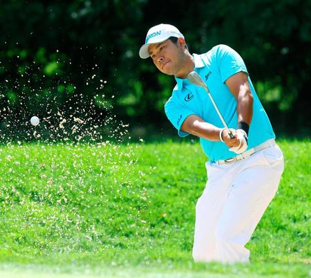 　４番でバンカーショットを放つ松山英樹（共同）