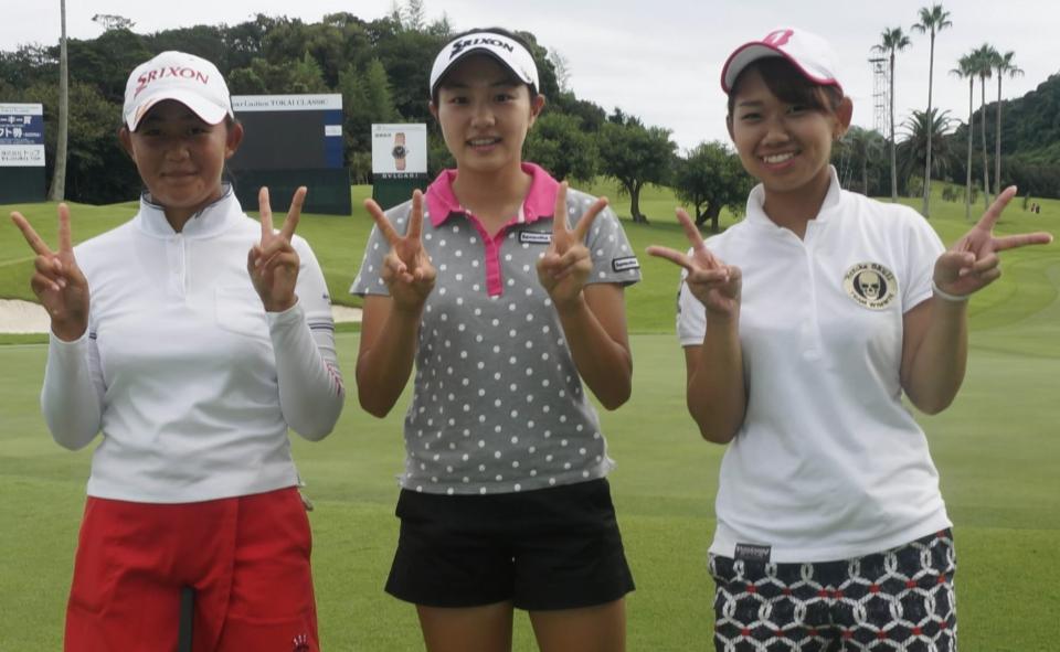 　同じアマの中川成美（左）と副田あかり（右）とラウンドした三浦桃香（中央）